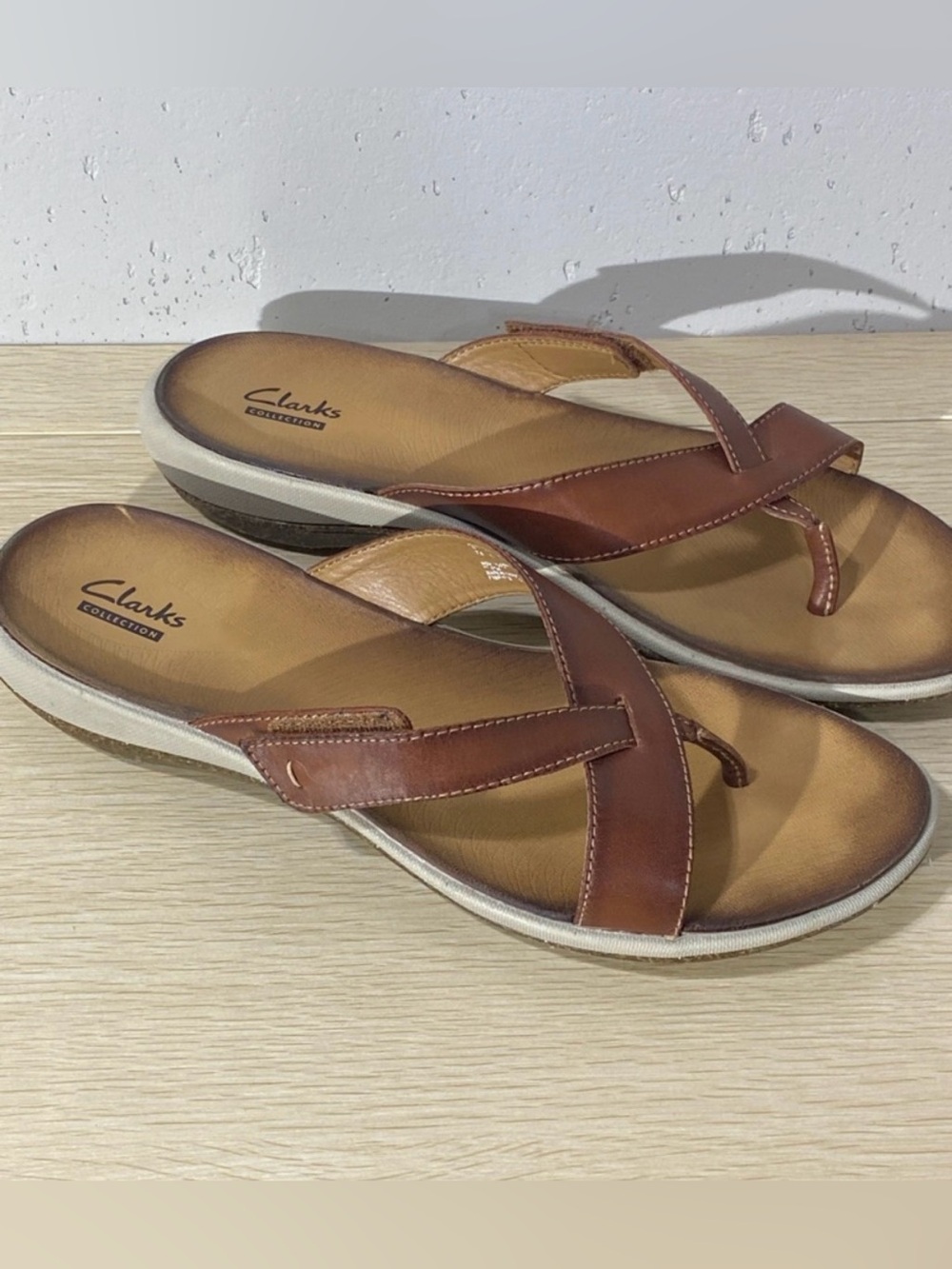 Clarks Women's Tan Brown Leather Cross-Strap Thong Sandals flip flop size 7.5